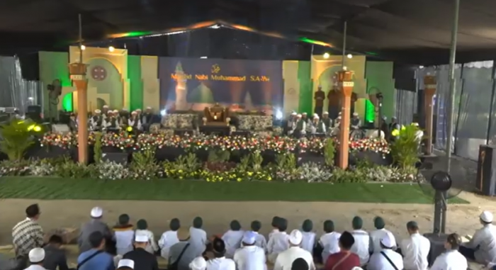 Santri di Era Digital: Merawat Tradisi, Menaklukkan Teknologi